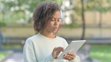 Tablet kullanan genç Afrikalı kadın