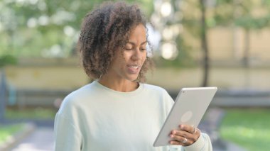 Tablet 'te Video Sohbeti Yapan Genç Afrikalı Kadın