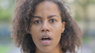 Şok olmuş Afrikalı Kadın 'ın Yüzü Kapalı