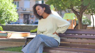 Dışarıda Sırt Ağrısı Olan Sıradan Afrikalı Kadın