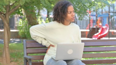 Sırt Ağrısı Olan Dizüstü bilgisayar kullanan Sıradan Afrikalı Kadın