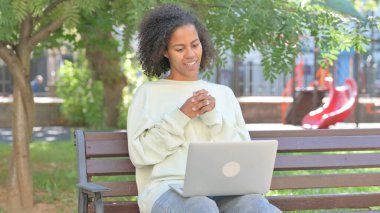 Laptop 'ta Gündelik Afrikalı Kadın' dan Çevrimiçi Video Sohbeti