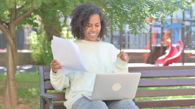 Gündelik Afrikalı Kadın Laptop ve Dokümanlarda Çalışırken Kutluyor