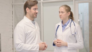 Genç Doktorlar Ekibi Tıbbi Raporu Tartışıyor