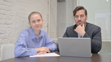 Ofiste Çalışırken Kameraya Bakan İş Adamları