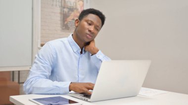 Afrikalı İşadamı Boyun Ağrısı Çekiyor