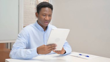 Ofiste Tablet 'te Video Sohbeti Yapan Afrikalı İş Adamı