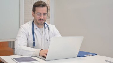 Klinikte Dizüstü bilgisayar kullanan Doktor Başparmağını kaldırdı