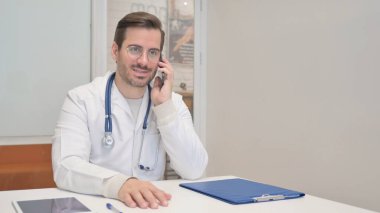 Klinikte Tablet 'te Video Sohbeti Yapan Orta Çağ Doktoru