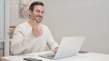 Kulaklıklı Genç Adam Çağrı Merkezi 'nde Laptop Kullanıyor