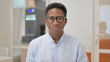Ofisteki Ciddi Afrikalı İş Adamının Portresi