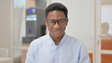 Onaylı Afrikalı İşadamı Sallanan Kafa Portresi