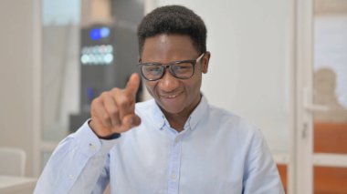 Ofisteki Kamerayı Gösteren Afrikalı İş Adamının Portresi