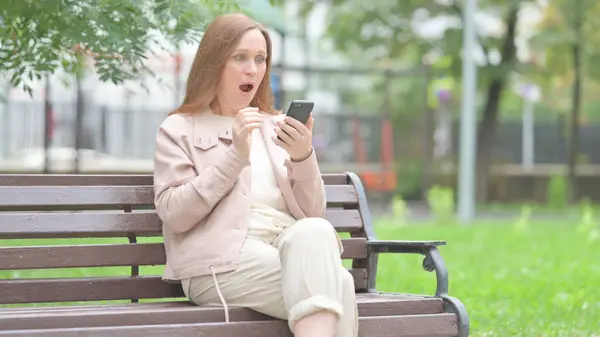 Anciana Mayor Sorprendida Por Pérdida Teléfono Mientras Está Sentada Aire —  Fotos de Stock