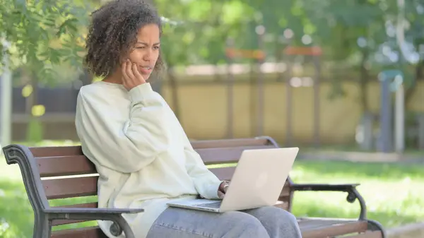 Young African Woman Toothache Working Laptop Outdoor — Stock Photo, Image