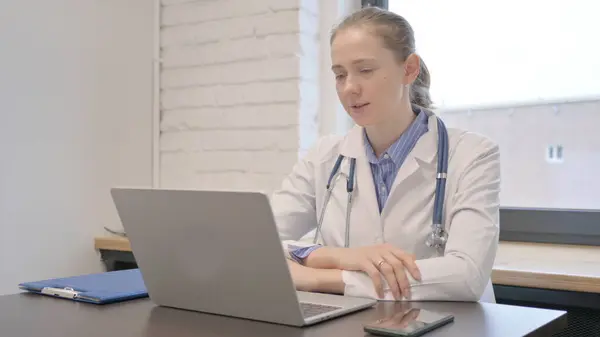 Female Doctor Doing Online Video Consulting Hospital — Stock Photo, Image