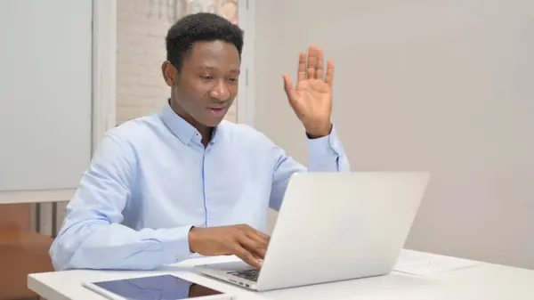 Afrikaanse Zakenman Chatten Online Laptop Tijdens Het Zitten Office — Stockfoto