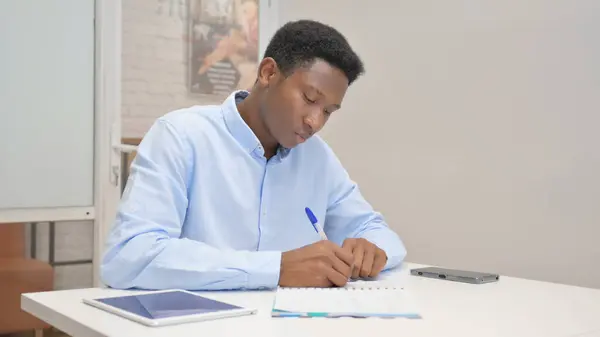 Empresario Africano Escribiendo Una Carta Cargo — Foto de Stock