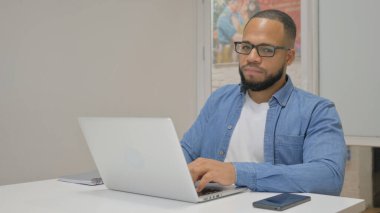 Dizüstü bilgisayar kullanırken Orta Yaşlı Adam Reddedildi