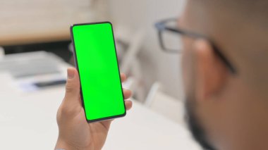 Yeşil Ekran ile Akıllı Telefon Kullanan Afrikalı Adam