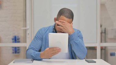 Tablette Kayıpla Karışık Irk Adamı