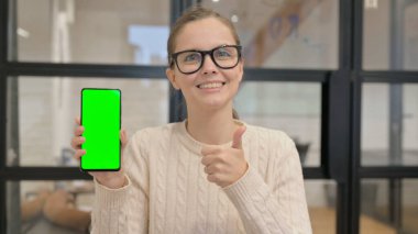 Yeşil Krom Tutan Pozitif Kadın Akıllı Telefon Ekranı