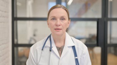 Ofiste Video Sohbeti Yapan Kıdemli Kadın Doktor Blog Yazıyor