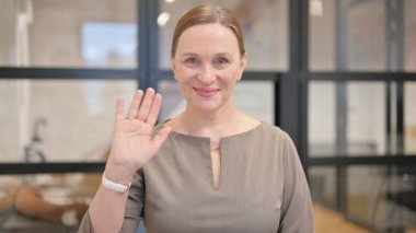 Afrikalı İşadamı 'nın portresi Merhaba demek için el sallıyor