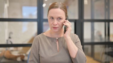 Kızgın Kadın İşçi Telefonda konuşuyor