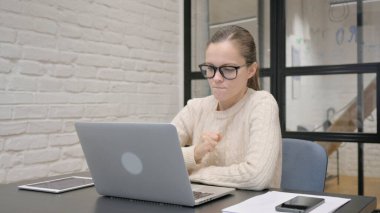 Öfkeli Yaratıcı Kadın Dizüstü bilgisayarda çalışırken hayal kırıklığına uğruyor