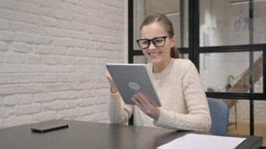 Tablette Başarı Kutlaması Yapan Yaratıcı Kadın