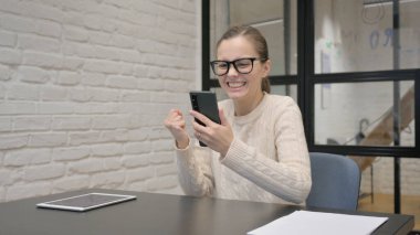 İş yerinde Başarı Kutlaması Yapan Yaratıcı Kadın