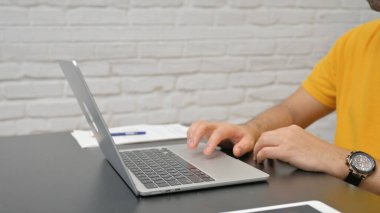 Bir dizüstü bilgisayarda yazarak adam yakın çekim