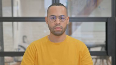 Ciddi Karışık Irk Adamının Portresi