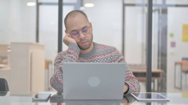 Yorgun Karışık Irk Adamı İş yerinde Uyuyor