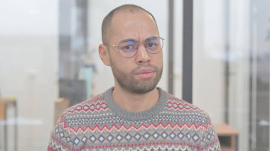 Gerginlik Portresi Karışık Irk Adamı İnkâr Ediyor