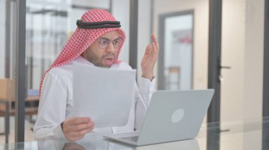 İş Sözleşmesinin Reddedilmesinden Şok Olan Genç Arap Adam