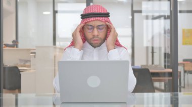 Migreni olan genç Müslüman Adam iş başında