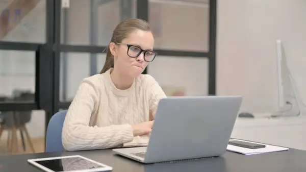 Boos Jonge Vrouw Voelt Zich Gefrustreerd Tijdens Het Werken Laptop — Stockfoto