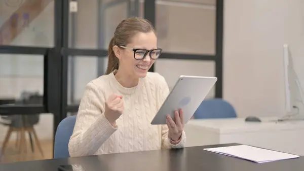 Ung Kvinna Firar Framgång Tablet Office — Stockfoto