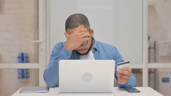 Homem Raça Mista Perturbado Com Falha Compras Line Laptop Fotografias De Stock Royalty-Free