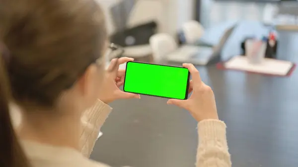 Κρατώντας Την Πράσινη Βασική Οθόνη Smartphone Chroma Φωτογραφία Αρχείου
