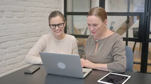 Επιχειρηματίες Που Κάνουν Video Chat Στο Laptop Work Εικόνα Αρχείου