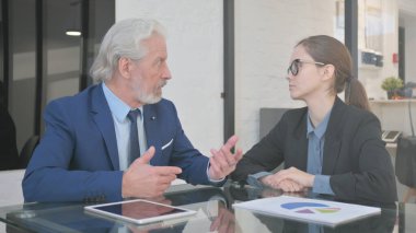 İşadamı Ofiste Kadın İşçiyle Konuşuyor