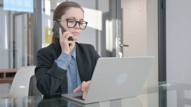 Genç İş Kadını İş yerinde Konuşuyor