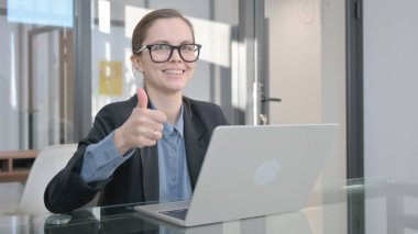 Dizüstü bilgisayar Kullanılırken Genç İşkadınından Başparmak Yukarı