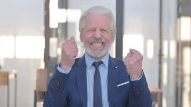 Ofiste Başarı Kutlaması Yapan Yaşlı İşadamının Portresi