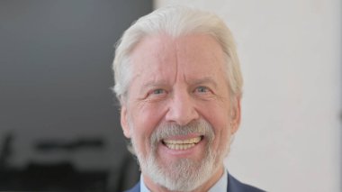 Gülümseyen yaşlı adam yüzünü kapat.