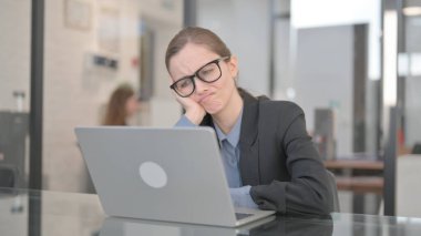 İş Kadını İşyerinde Sonuçlar İçin Üzgün