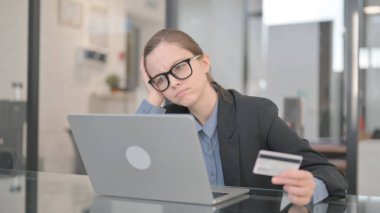 İş Kadını İş yerinde Çevrimiçi Alışveriş Sorunlarıyla Karşı Karşıya